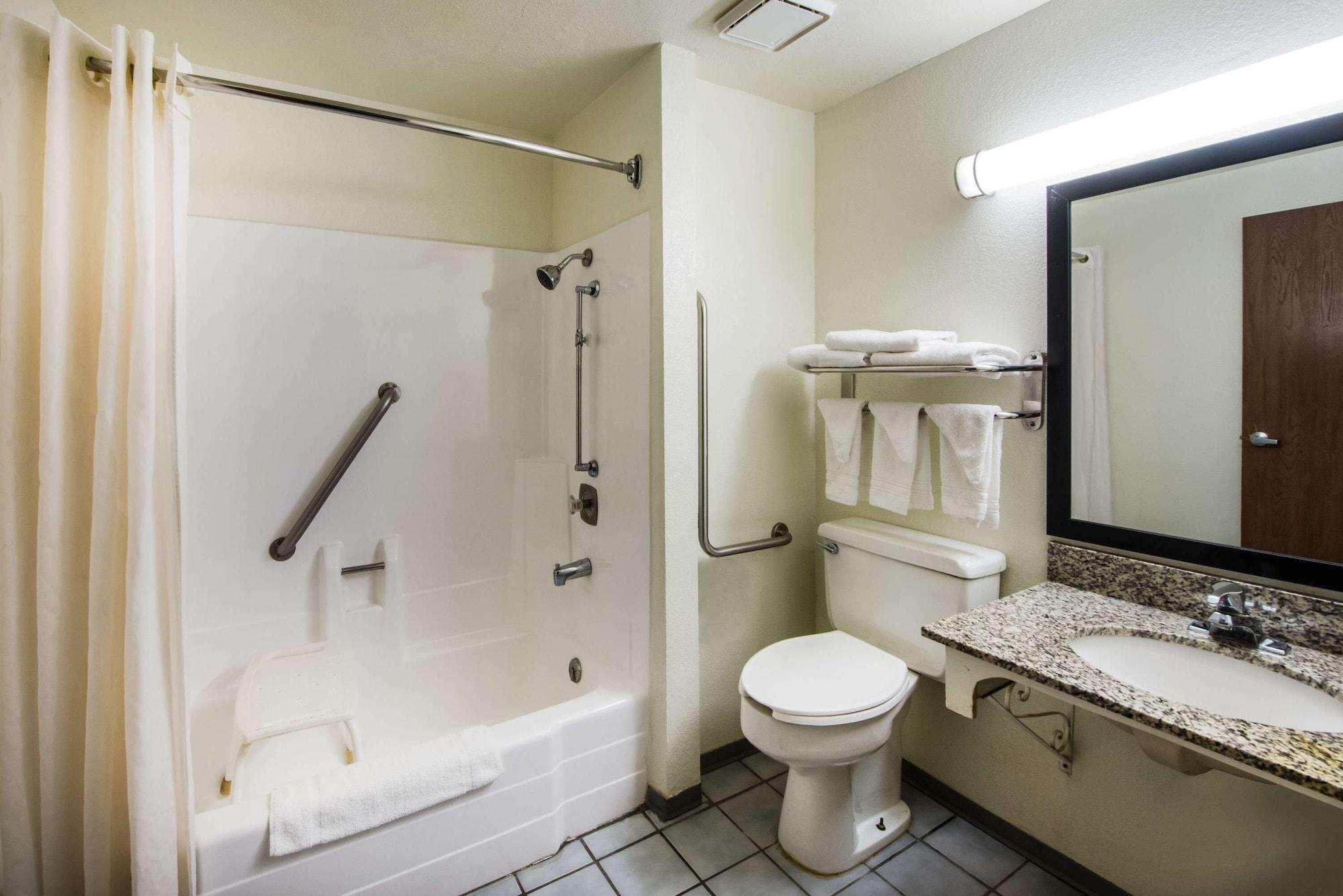 Super 8 By Wyndham Pueblo Otel Dış mekan fotoğraf