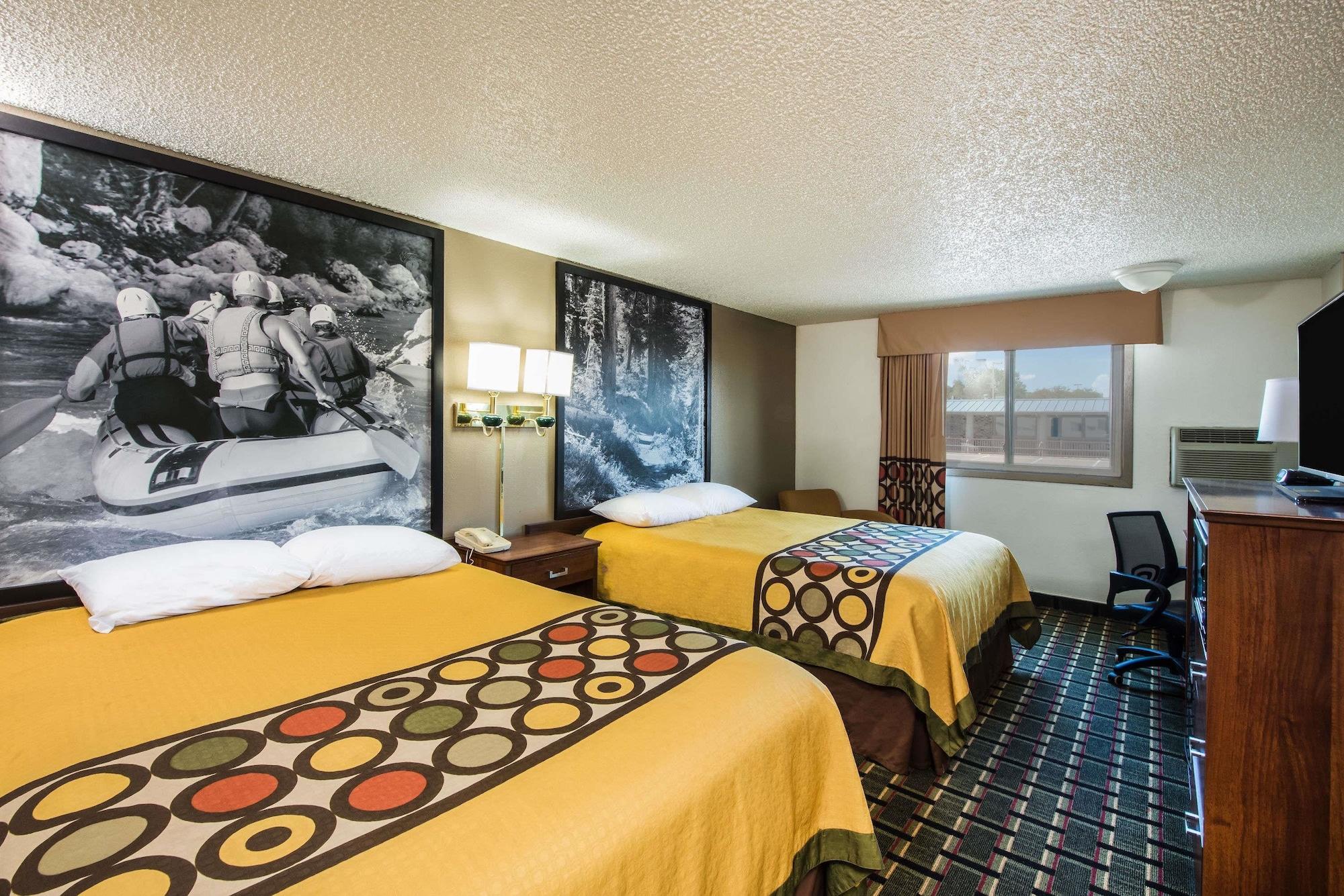 Super 8 By Wyndham Pueblo Otel Dış mekan fotoğraf