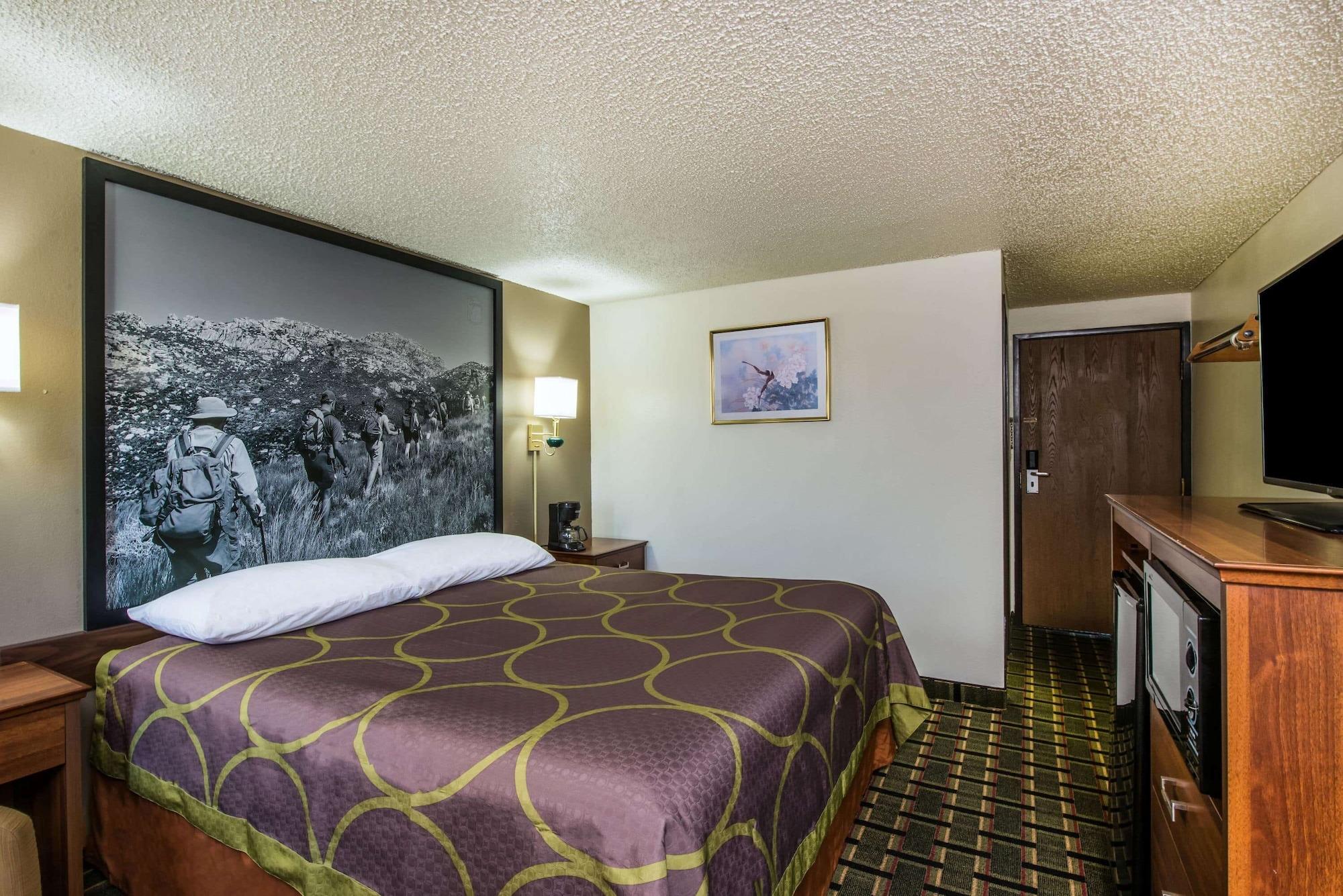 Super 8 By Wyndham Pueblo Otel Dış mekan fotoğraf