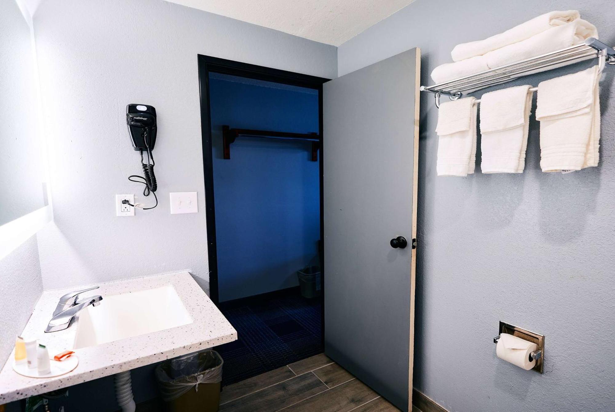 Super 8 By Wyndham Pueblo Otel Dış mekan fotoğraf