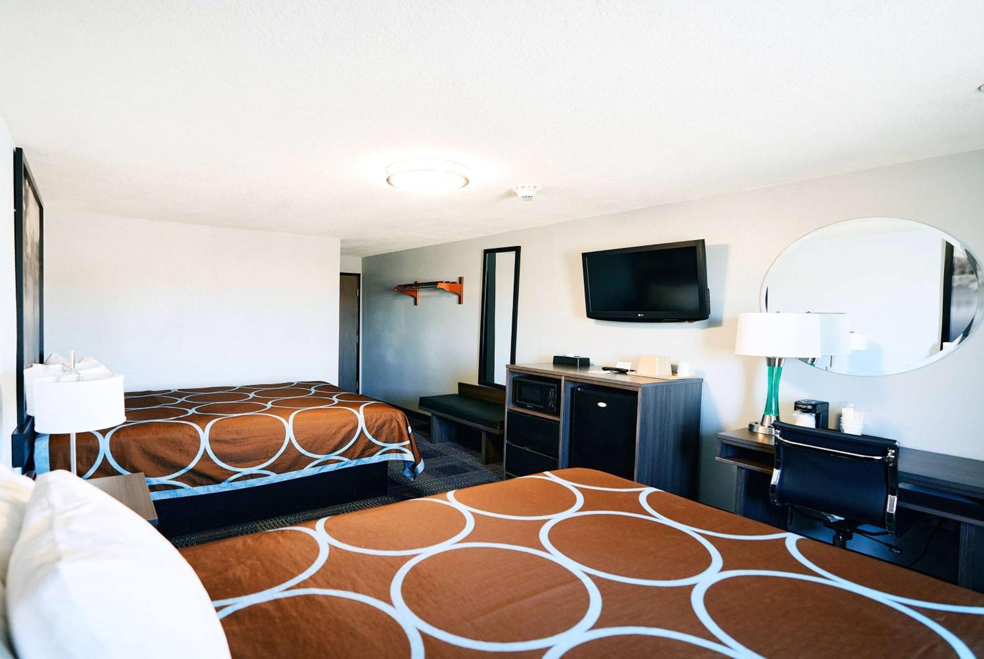 Super 8 By Wyndham Pueblo Otel Dış mekan fotoğraf