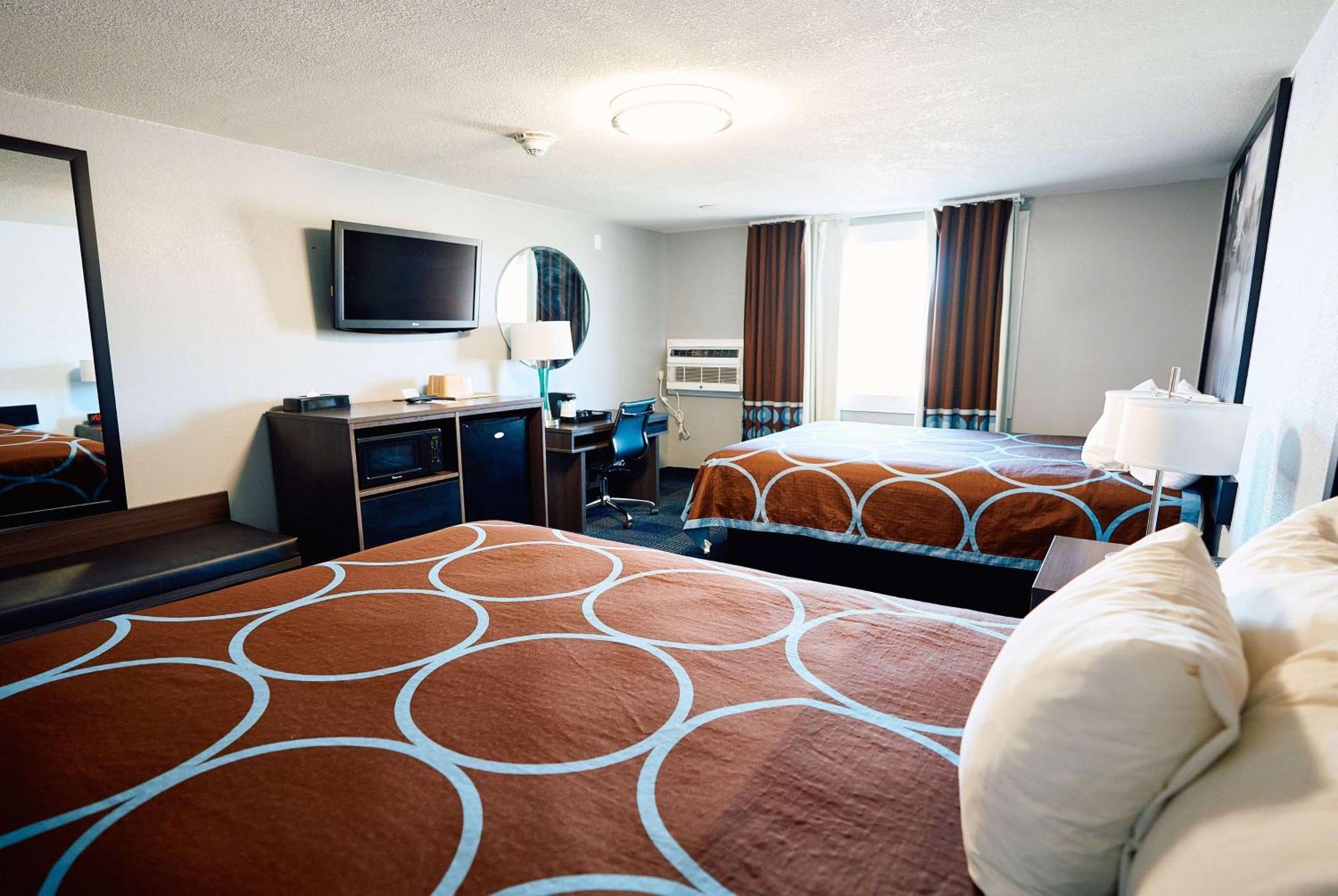 Super 8 By Wyndham Pueblo Otel Dış mekan fotoğraf