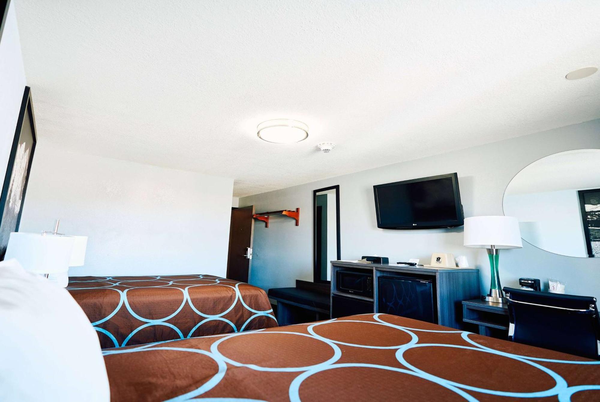Super 8 By Wyndham Pueblo Otel Dış mekan fotoğraf