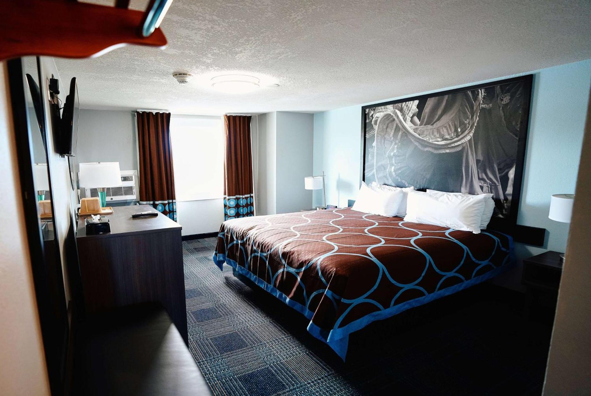 Super 8 By Wyndham Pueblo Otel Dış mekan fotoğraf
