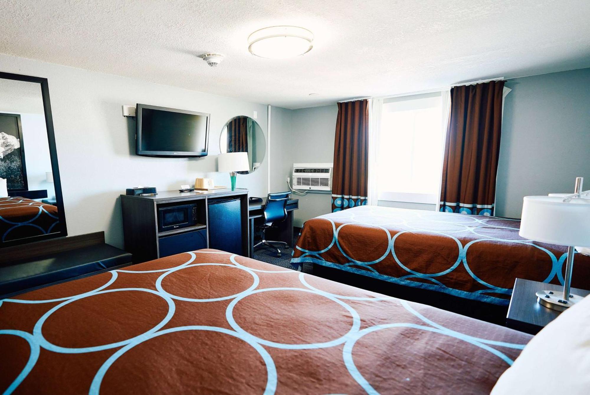 Super 8 By Wyndham Pueblo Otel Dış mekan fotoğraf