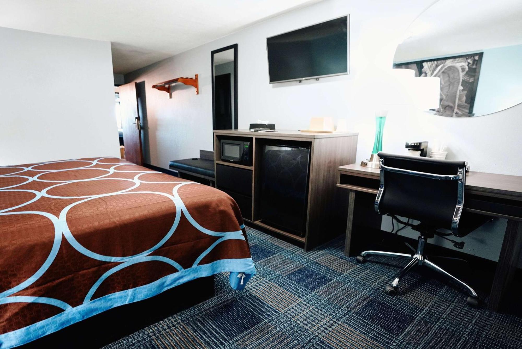 Super 8 By Wyndham Pueblo Otel Dış mekan fotoğraf