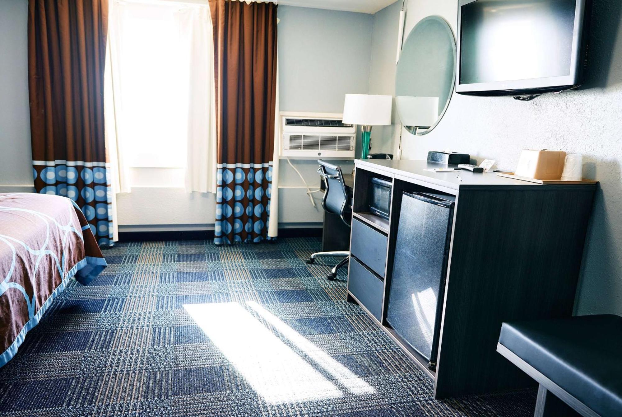 Super 8 By Wyndham Pueblo Otel Dış mekan fotoğraf