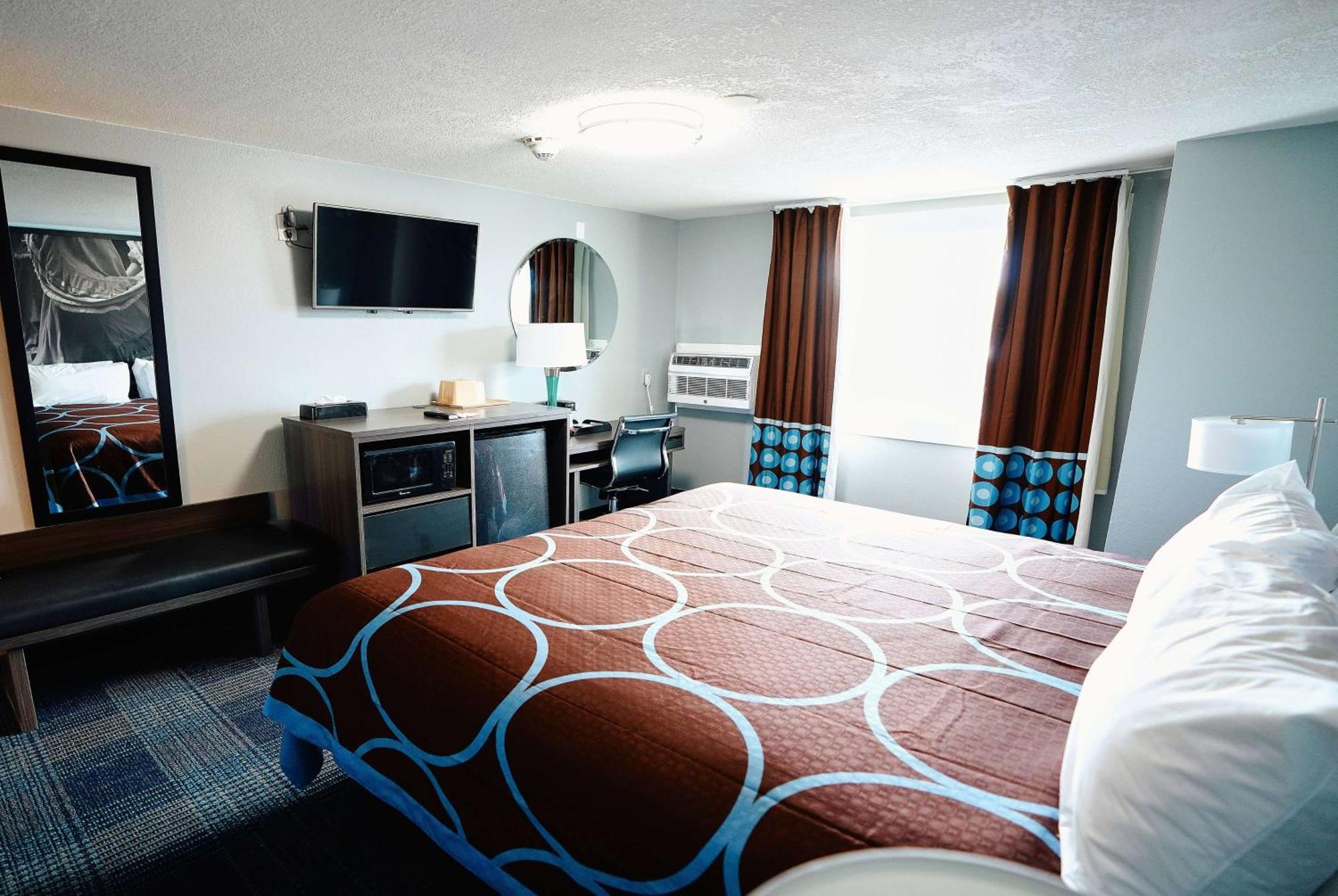 Super 8 By Wyndham Pueblo Otel Dış mekan fotoğraf