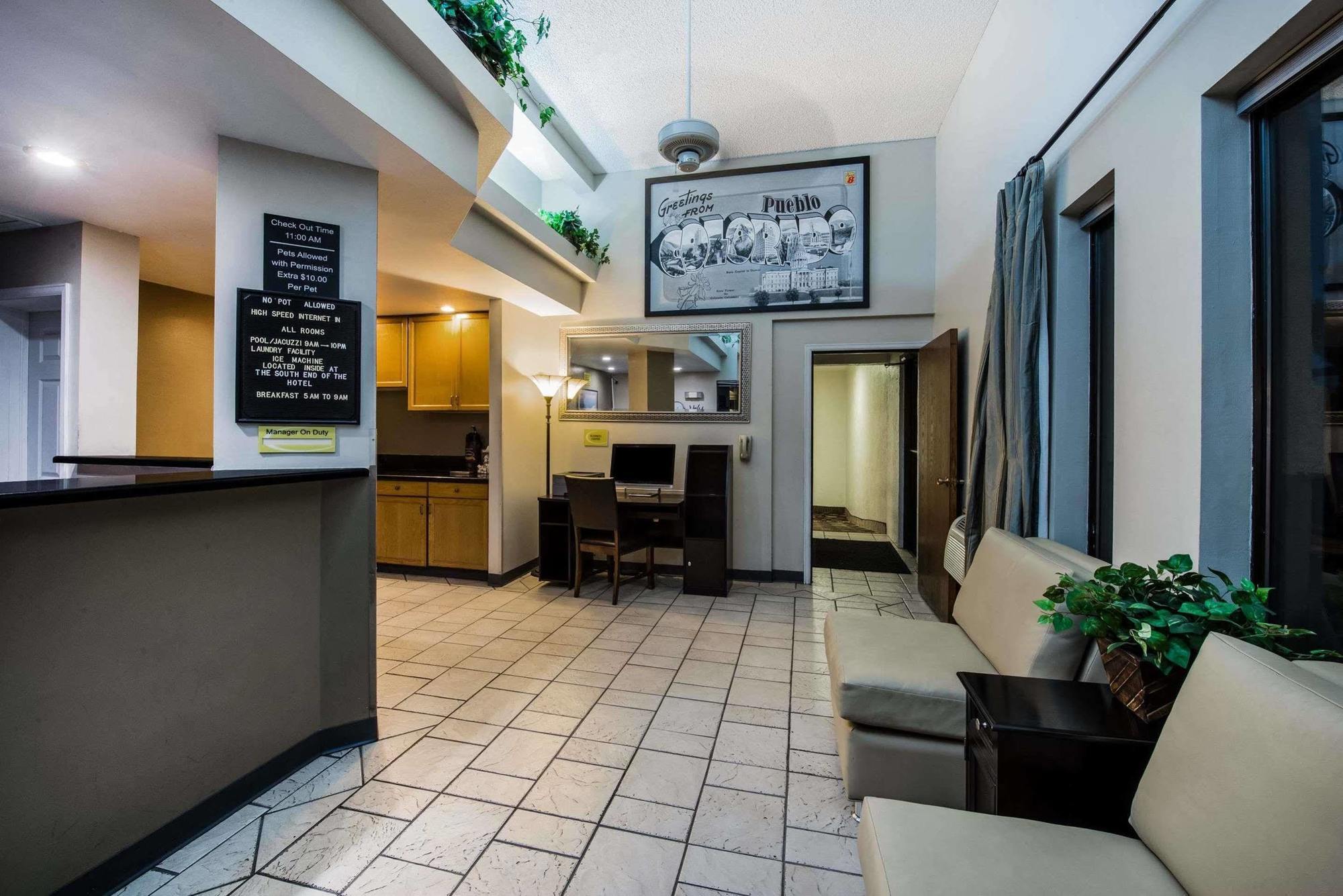 Super 8 By Wyndham Pueblo Otel Dış mekan fotoğraf